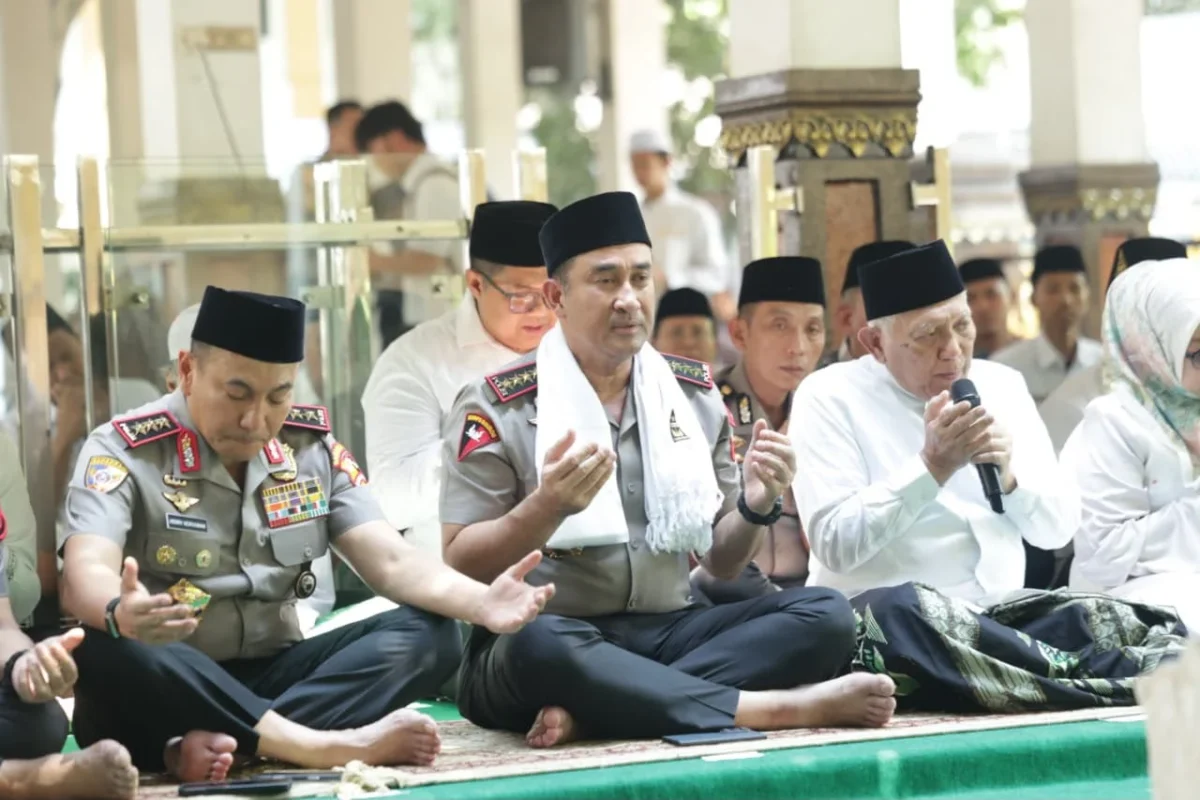 Kapolri Jenderal Polisi Suyudi Ario Seto berziarah dan menaburkan bunga di makam Gus Dur di kompleks Ponpes Tebuireng, Jombang. (Posnews/Ist)

