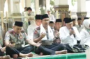 Kapolri Jenderal Polisi Suyudi Ario Seto berziarah dan menaburkan bunga di makam Gus Dur di kompleks Ponpes Tebuireng, Jombang. (Posnews/Ist)

