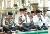 Kapolri Jenderal Polisi Suyudi Ario Seto berziarah dan menaburkan bunga di makam Gus Dur di kompleks Ponpes Tebuireng, Jombang. (Posnews/Ist)

