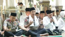 Kapolri Jenderal Polisi Suyudi Ario Seto berziarah dan menaburkan bunga di makam Gus Dur di kompleks Ponpes Tebuireng, Jombang. (Posnews/Ist)

