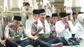 Kapolri Jenderal Polisi Suyudi Ario Seto berziarah dan menaburkan bunga di makam Gus Dur di kompleks Ponpes Tebuireng, Jombang. (Posnews/Ist)


