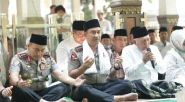 Kapolri Jenderal Polisi Suyudi Ario Seto berziarah dan menaburkan bunga di makam Gus Dur di kompleks Ponpes Tebuireng, Jombang. (Posnews/Ist)

