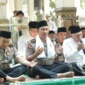 Kapolri Jenderal Polisi Suyudi Ario Seto berziarah dan menaburkan bunga di makam Gus Dur di kompleks Ponpes Tebuireng, Jombang. (Posnews/Ist)

