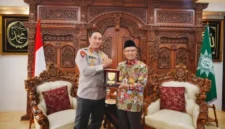 Kapolri Suyudi Ario Seto bersama Ketua Umum PP Muhammadiyah Haedar Nashir membahas edukasi pencegahan judi online dan narkoba.