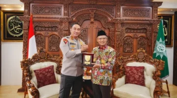 Kapolri Suyudi Ario Seto bersama Ketua Umum PP Muhammadiyah Haedar Nashir membahas edukasi pencegahan judi online dan narkoba.
