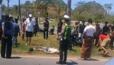 Kecelakaan Nissan Navara dan sepeda motor di kawasan Mandalika Lombok Tengah