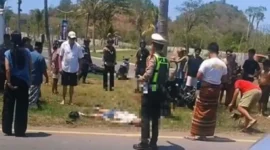 Kecelakaan Nissan Navara dan sepeda motor di kawasan Mandalika Lombok Tengah
