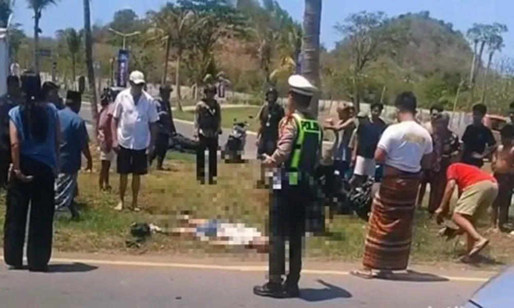 Kecelakaan Nissan Navara dan sepeda motor di kawasan Mandalika Lombok Tengah
