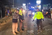Kecelakaan motor roda tiga dan dump truk di Jalan Raya Narogong Cileungsi yang menewaskan dua penumpang
. (Posnews/Ist)
