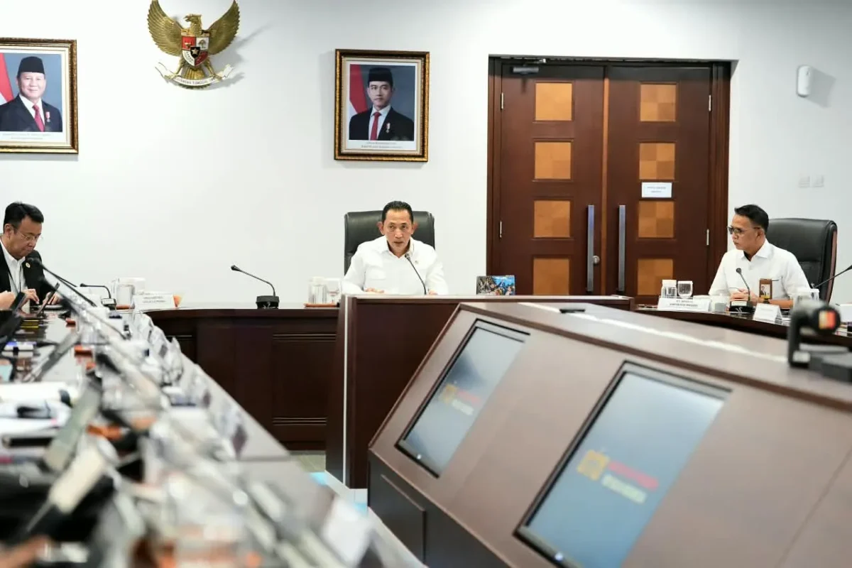 Kepala Staf Kepresidenan Listyo Sigit Prabowo menyampaikan kesepakatan penjualan obat bebas dan obat bebas terbatas di gerai Koperasi Desa Merah Putih. (Posnews/Ist)

