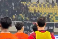Kericuhan suporter Persita Tangerang dan Persija Jakarta saat pertandingan di Banten International Stadium, Serang. (Posnews/Ist)