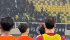 Kericuhan suporter Persita Tangerang dan Persija Jakarta saat pertandingan di Banten International Stadium, Serang. (Posnews/Ist)