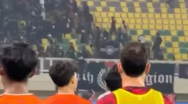 Kericuhan suporter Persita Tangerang dan Persija Jakarta saat pertandingan di Banten International Stadium, Serang. (Posnews/Ist)