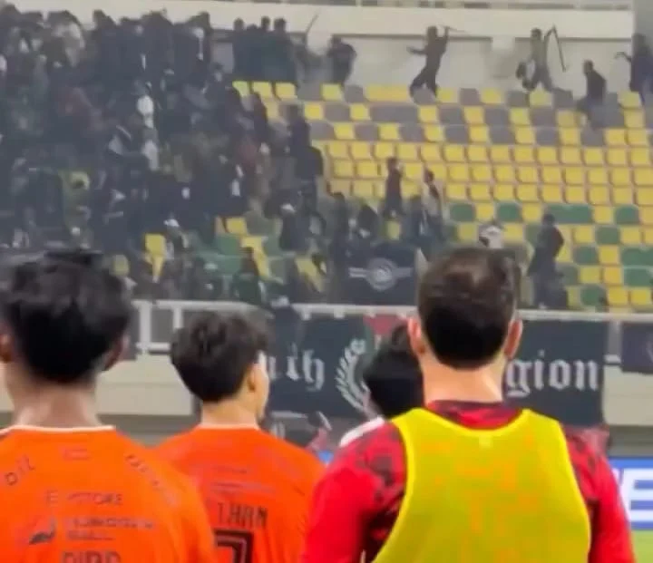 Kericuhan suporter Persita Tangerang dan Persija Jakarta saat pertandingan di Banten International Stadium, Serang. (Posnews/Ist)