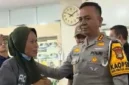 Kombes Firman Darmansyah menjenguk pengemudi ojol korban kecelakaan mobil listrik BYD di Jakarta Selatan.

