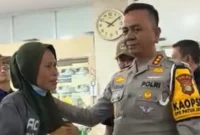 Kombes Firman Darmansyah menjenguk pengemudi ojol korban kecelakaan mobil listrik BYD di Jakarta Selatan.

