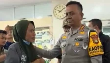 Kombes Firman Darmansyah menjenguk pengemudi ojol korban kecelakaan mobil listrik BYD di Jakarta Selatan.