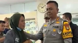 Kombes Firman Darmansyah menjenguk pengemudi ojol korban kecelakaan mobil listrik BYD di Jakarta Selatan.

