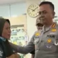 Kombes Firman Darmansyah menjenguk pengemudi ojol korban kecelakaan mobil listrik BYD di Jakarta Selatan.

