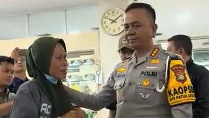 Kombes Firman Darmansyah menjenguk pengemudi ojol korban kecelakaan mobil listrik BYD di Jakarta Selatan.

