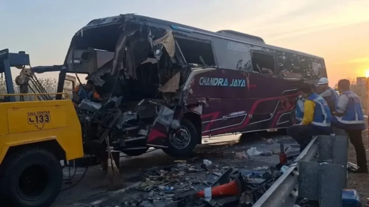 Kondisi bus pariwisata Chandra Jaya dan truk Fuso setelah kecelakaan di Tol Ngawi–Solo, Minggu 18 Oktober 2026. (Posnews/Ist)