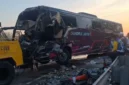 Kondisi bus pariwisata Chandra Jaya dan truk Fuso setelah kecelakaan di Tol Ngawi–Solo, Minggu 18 Oktober 2026. (Posnews/Ist)