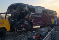 Kondisi bus pariwisata Chandra Jaya dan truk Fuso setelah kecelakaan di Tol Ngawi–Solo, Minggu 18 Oktober 2026. (Posnews/Ist)