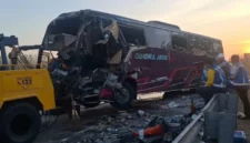 Kondisi bus pariwisata Chandra Jaya dan truk Fuso setelah kecelakaan di Tol Ngawi–Solo, Minggu 18 Oktober 2026. (Posnews/Ist)
