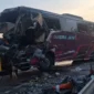 Kondisi bus pariwisata Chandra Jaya dan truk Fuso setelah kecelakaan di Tol Ngawi–Solo, Minggu 18 Oktober 2026. (Posnews/Ist)