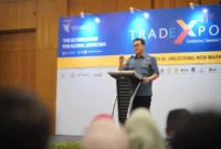 Menteri Perdagangan Budi Santoso menerima Katalog Siap Ekspansi Global dari Meta Indonesia dalam forum Go Global with AI di TEI ke-41, Kamis (15/10), di ICE BSD City, Tangerang. (Posnews/Kemendag)