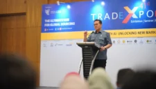 Menteri Perdagangan Budi Santoso menerima Katalog Siap Ekspansi Global dari Meta Indonesia dalam forum Go Global with AI di TEI ke-41, Kamis (15/10), di ICE BSD City, Tangerang. (Posnews/Kemendag)