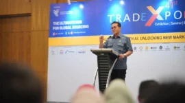 Menteri Perdagangan Budi Santoso menerima Katalog Siap Ekspansi Global dari Meta Indonesia dalam forum Go Global with AI di TEI ke-41, Kamis (15/10), di ICE BSD City, Tangerang. (Posnews/Kemendag)
