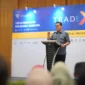 Menteri Perdagangan Budi Santoso menerima Katalog Siap Ekspansi Global dari Meta Indonesia dalam forum Go Global with AI di TEI ke-41, Kamis (15/10), di ICE BSD City, Tangerang. (Posnews/Kemendag)