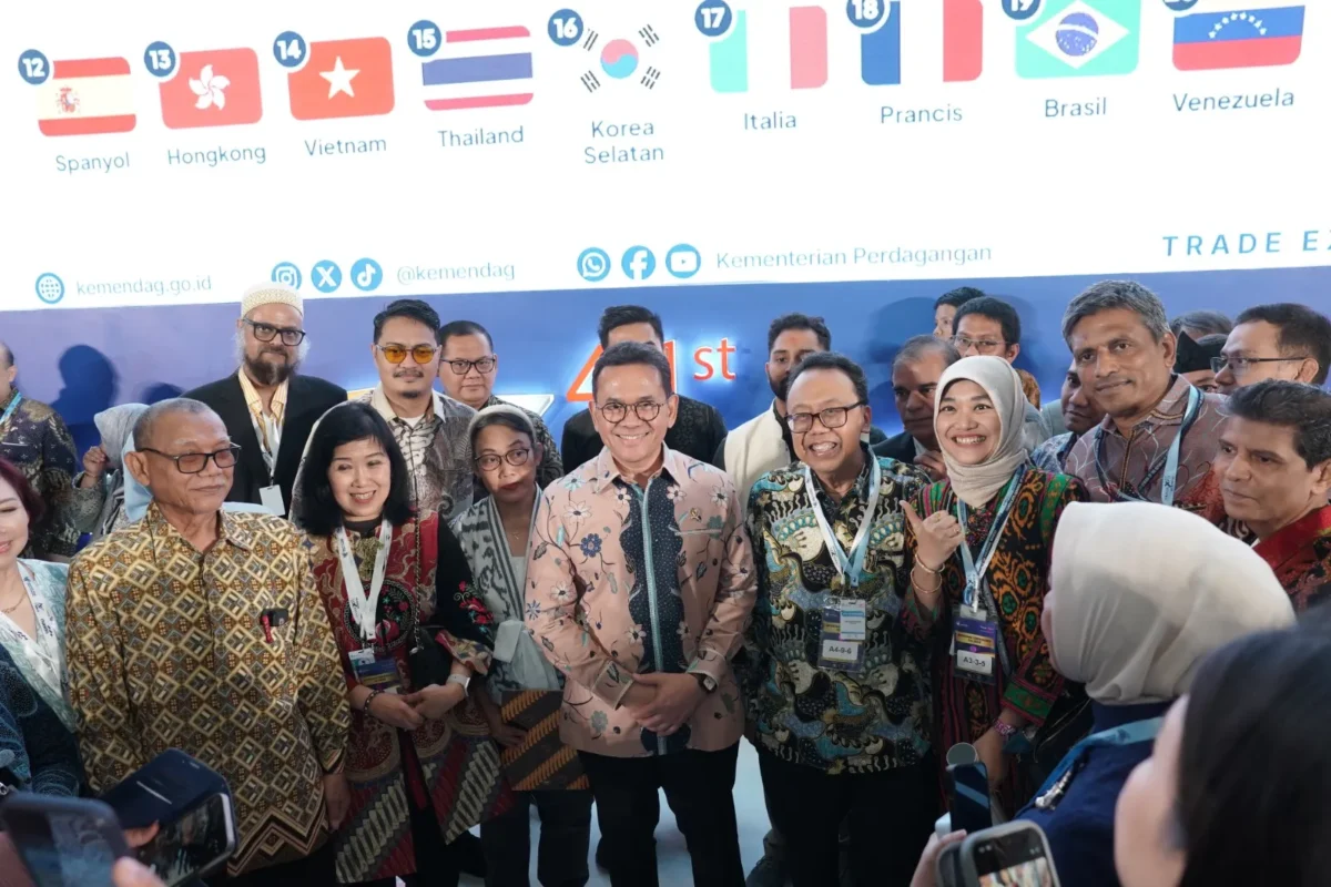 Menteri Perdagangan Budi Santoso menyaksikan penandatanganan MoU antara eksportir Indonesia dan buyer dari 22 negara pada Trade Expo Indonesia 2026 di ICE BSD, Tangerang. (Posnews/Kemendag)
