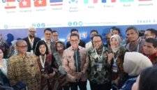 Menteri Perdagangan Budi Santoso menyaksikan penandatanganan MoU antara eksportir Indonesia dan buyer dari 22 negara pada Trade Expo Indonesia 2026 di ICE BSD, Tangerang. (Posnews/Kemendag)
