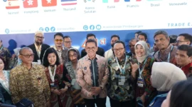 Menteri Perdagangan Budi Santoso menyaksikan penandatanganan MoU antara eksportir Indonesia dan buyer dari 22 negara pada Trade Expo Indonesia 2026 di ICE BSD, Tangerang. (Posnews/Kemendag)
