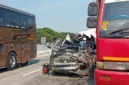  Minibus rombongan suporter PSS Sleman rusak parah setelah menabrak truk tronton di Tol Ngawi–Kertosono, Kabupaten Madiun. (Posnews/Ist)

