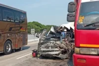  Minibus rombongan suporter PSS Sleman rusak parah setelah menabrak truk tronton di Tol Ngawi–Kertosono, Kabupaten Madiun. (Posnews/Ist)

