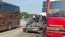 Minibus rombongan suporter PSS Sleman rusak parah setelah menabrak truk tronton di Tol Ngawi–Kertosono, Kabupaten Madiun. (Posnews/Ist)