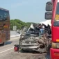  Minibus rombongan suporter PSS Sleman rusak parah setelah menabrak truk tronton di Tol Ngawi–Kertosono, Kabupaten Madiun. (Posnews/Ist)

