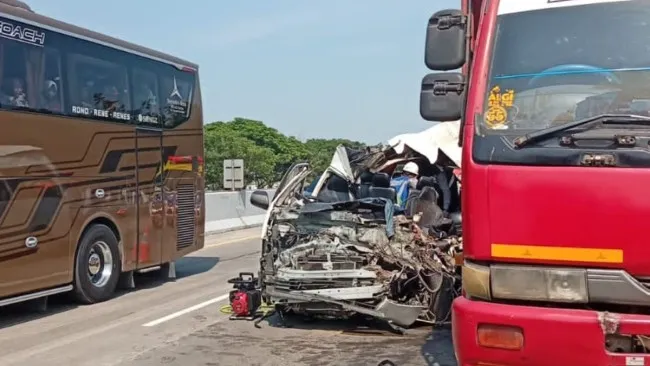 Minibus rombongan suporter PSS Sleman rusak parah setelah menabrak truk tronton di Tol Ngawi–Kertosono, Kabupaten Madiun. (Posnews/Ist)

