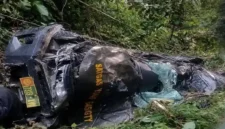 Mobil dinas Strada Triton milik Satgas Yonif 645 ringsek setelah terjun ke jurang di Yalimo, Papua Pegunungan. (Posnews/Ist0