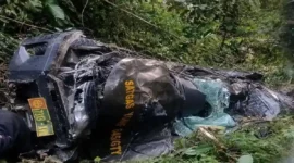 Mobil dinas Strada Triton milik Satgas Yonif 645 ringsek setelah terjun ke jurang di Yalimo, Papua Pegunungan. (Posnews/Ist0
