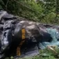 Mobil dinas Strada Triton milik Satgas Yonif 645 ringsek setelah terjun ke jurang di Yalimo, Papua Pegunungan. (Posnews/Ist0
