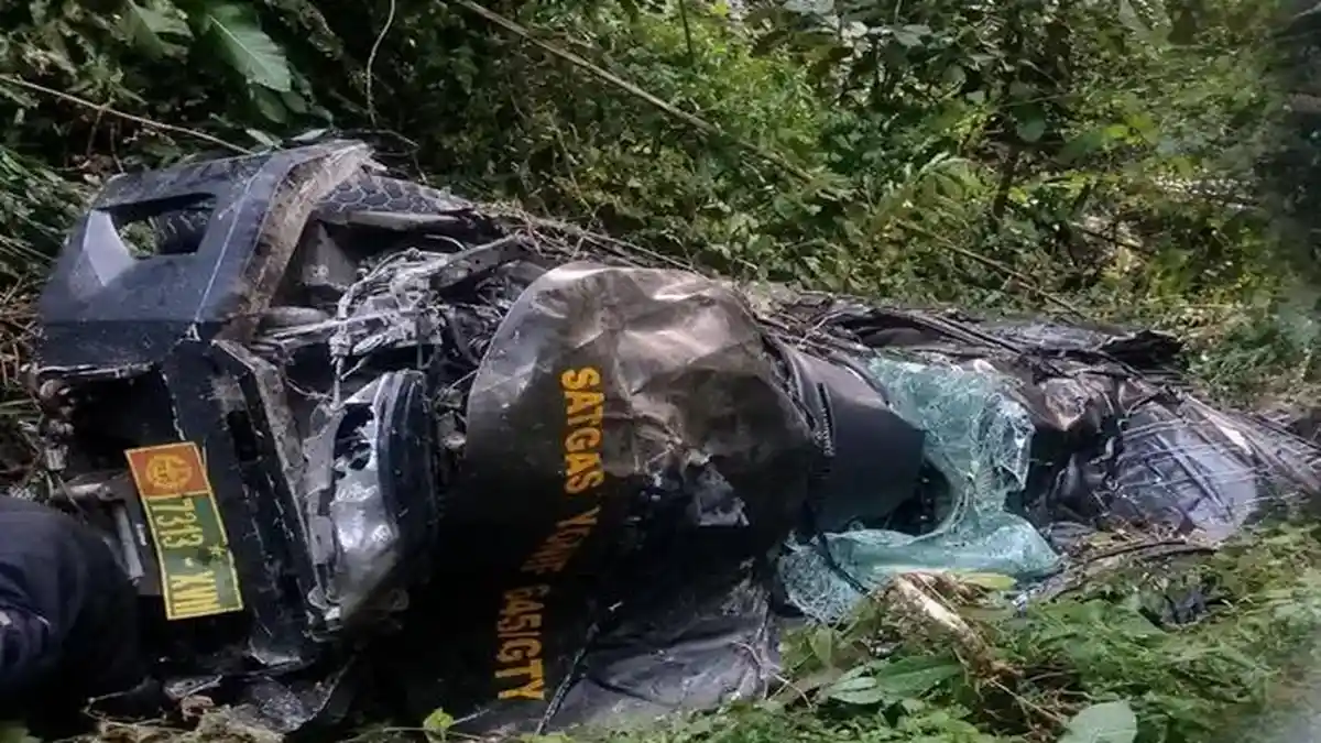 Mobil dinas Strada Triton milik Satgas Yonif 645 ringsek setelah terjun ke jurang di Yalimo, Papua Pegunungan. (Posnews/Ist0
