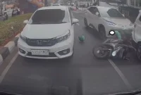 Mobil listrik BYD Atto 1 terlibat kecelakaan beruntun dengan empat mobil dan sepeda motor di Jalan Panglima Polim, Blok M, Jakarta Selatan. (Posnews/Ist)
