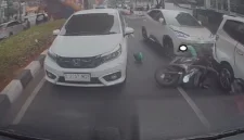 Mobil listrik BYD Atto 1 terlibat kecelakaan beruntun dengan empat mobil dan sepeda motor di Jalan Panglima Polim, Blok M, Jakarta Selatan. (Posnews/Ist)