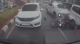 Mobil listrik BYD Atto 1 terlibat kecelakaan beruntun dengan empat mobil dan sepeda motor di Jalan Panglima Polim, Blok M, Jakarta Selatan. (Posnews/Ist)
