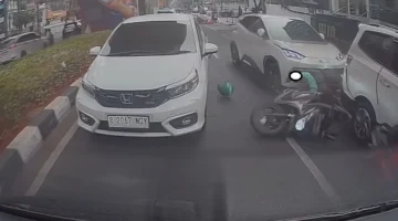 Mobil listrik BYD Atto 1 terlibat kecelakaan beruntun dengan empat mobil dan sepeda motor di Jalan Panglima Polim, Blok M, Jakarta Selatan. (Posnews/Ist)
