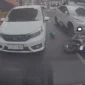 Mobil listrik BYD Atto 1 terlibat kecelakaan beruntun dengan empat mobil dan sepeda motor di Jalan Panglima Polim, Blok M, Jakarta Selatan. (Posnews/Ist)

